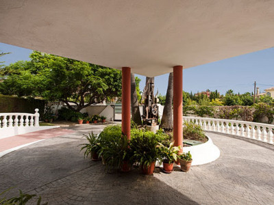 Villa for sale in Bel Air, Estepona