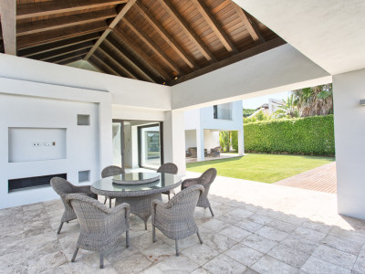 Villa for sale in Los Arqueros, Benahavis