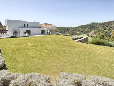 Villa for sale in Los Arqueros, Benahavis