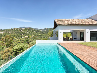 Villa for sale in Los Arqueros, Benahavis