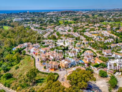 Town House in Aloha Lake Village, Marbella