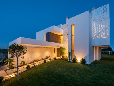 Villa in New Golden Mile, Estepona