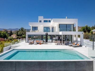 Villa in New Golden Mile, Estepona