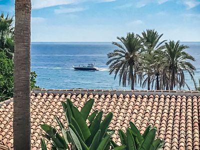 Beachside penthouse in Hotel Puente Romano