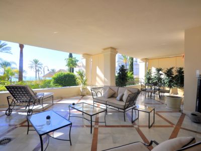 Exklusives Apartment in erster Strandlinie im Verkauf in Los Monteros