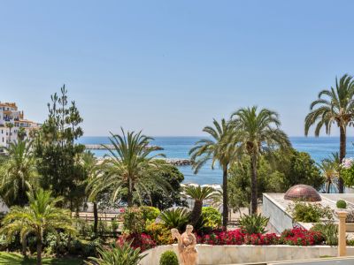 Prestigious frontline beach apartment with open sea views in Puerto Banús