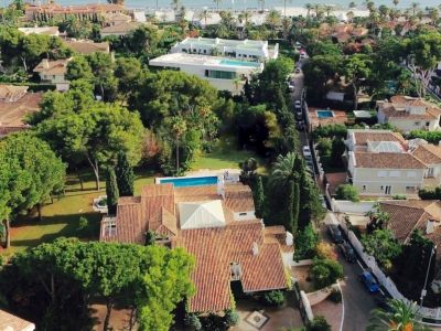 Villa on plot of 5000 m2 at 100m from the beach in Los Monteros Marbella