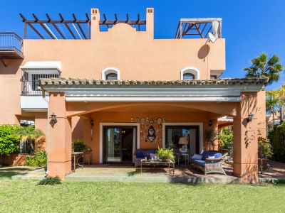 Reihenhaus zum Verkauf in geschlossener Wohnanlage 100 Meter vom Strand in Bahia de Marbella