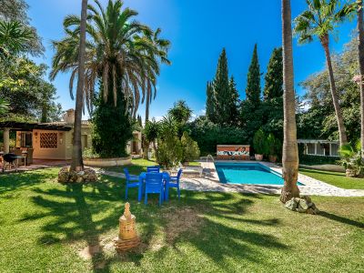 Andalusian style villa with guest house and pool in El Rosario Marbella