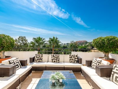 Frontline golf penthouse in Rio Real Golf