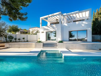 Modern villa with sea views next to Rio Real Marbella