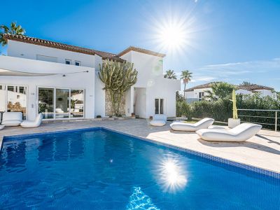 Villa andaluza moderna en una comunidad cerrada, Golf Valley