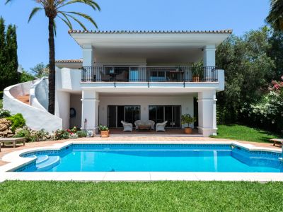 Elegante villa con vistas al mar En El Rosario Marbella