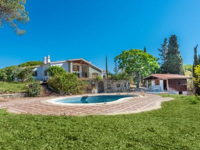 Villa Strandnah zum renovieren auf sehr großem Grundstück