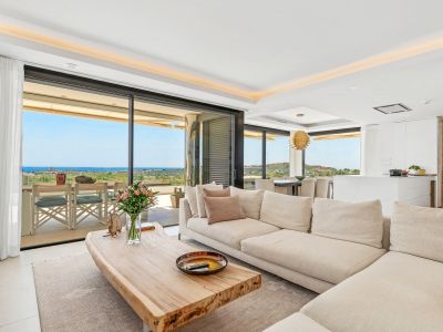 Penthouse with pool and stunning sea views!