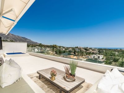 Penthouse with pool and stunning sea views!