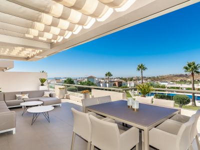 Stylish luxury apartment with stunning sea, golf and mountain views, Los Arqueros
