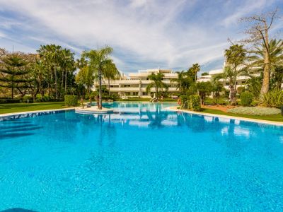 Luxury frontline apartment in Los Granados Golf