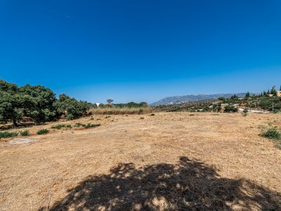 Plot in a prime location with sea views in Elviria Marbella