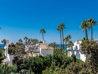 Well-maintained apartment with sea views in beachfront complex