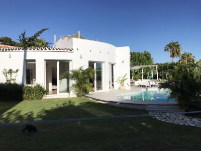 Villa im Ibiza-Stil in Strandnähe