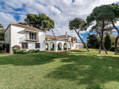 Villa on large plot 300m from the beach in Los Monteros Marbella