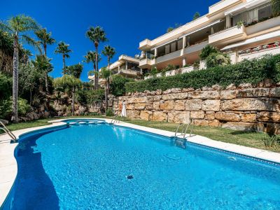Spacious 4 bedroom South Facing Apartment with Panoramic Sea Views