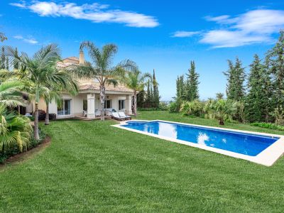 Villa familiar con piscina y jardín en Santa Clara Golf Los Monteros Marbella