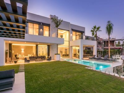 Villa chic et élégante avec vue imprenable sur le golf et la mer