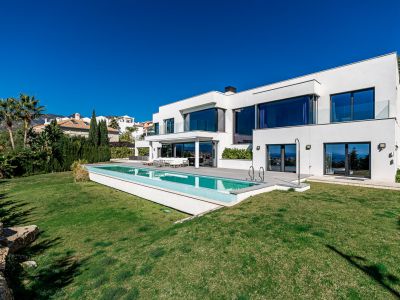 Moderne Neubauvilla mit Panoramameerblick in Rio Real Marbella