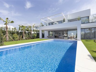 Vier luxuröse moderne Villen in Cabopino