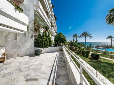 Front line beach apartment in playa Esmeralda
