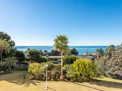 Spacious apartment with panoramic views in Rio Real Marbella