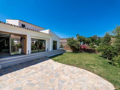 Beachside villa with indoor pool in Las Chapas Playa