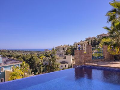 Independent villa in Elviria with sea views
