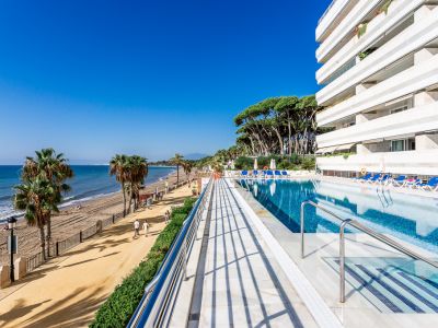 Frontline beach apartment in Marina Mariola
