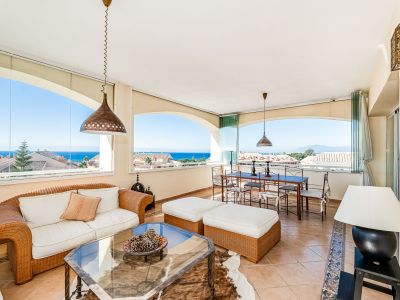 Penthouse with open sea views 500m from the beach in Bahia de Marbella