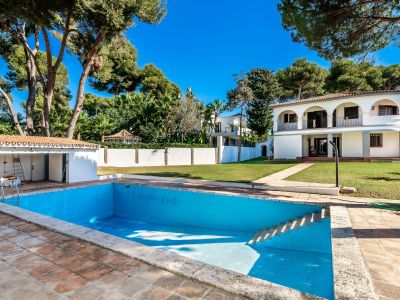 Beachside villa to reform in Los Monteros Marbella