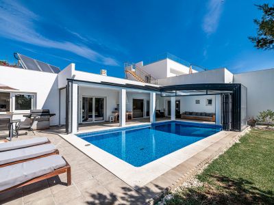 Luxuriöse moderne Villa in Strandlage