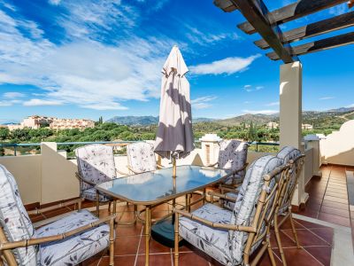Ático dúplex con vistas panorámicas al mar-montaña en Elviria, Marbella Este