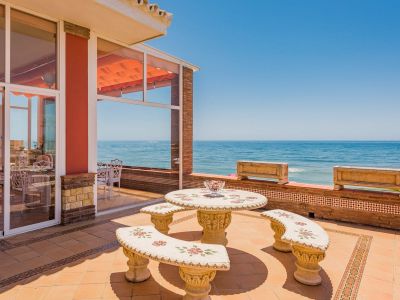 Villa en primera linea de playa en Cabopino, Marbella Este