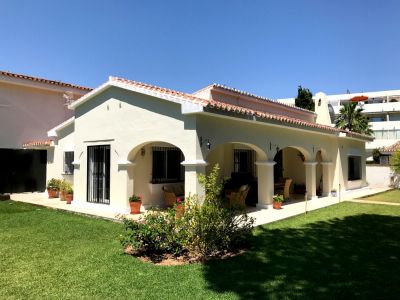 Second line beach Villa in Elviria