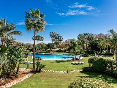 Stunning frontline apartment with panoramic views in Los Granados Golf, Nueva Andalucía