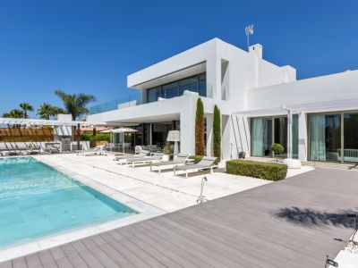 Modern luxury villa with sea views 150 meters from the beach in Bahia de Marbella