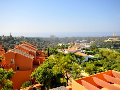 Marbella, Elviria, Penthouse à vendre à Los Lagos avec vue fantastique sur le golf et la mer.
