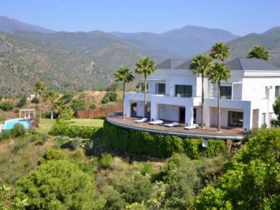 Modern designer villa with stunning views over the lake and the sea