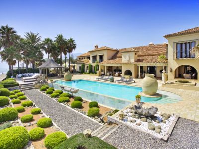 Villa espectacular en venta a pie de playa en Los Monteros Marbella