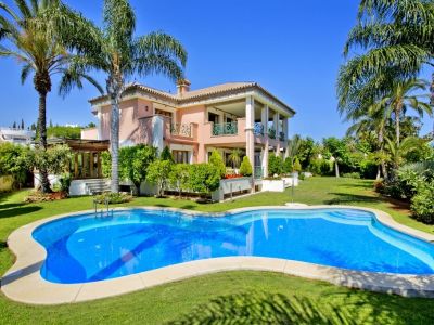 Imposing luxury beachside villa for sale in Bahia de Marbella