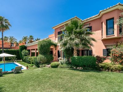 Villa familiale de style à Altos de Puente Romano Marbella