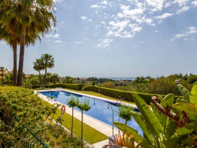 Amplio Apartamento de Esquina con Vistas al Mar en Condado de Sierra Blanca